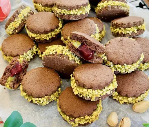 Biscuiți Alfajores cu fistic și fructe de pădure