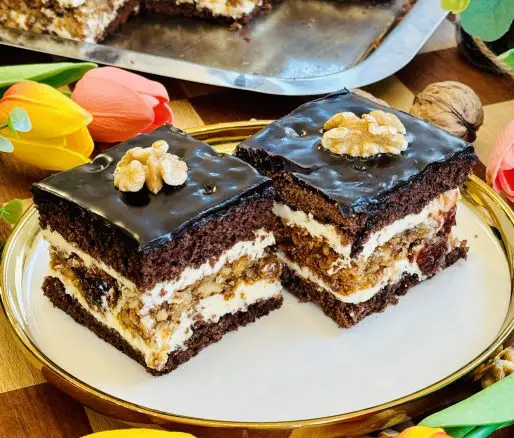 Prăjitura Crăciunița cu nucă și cafea