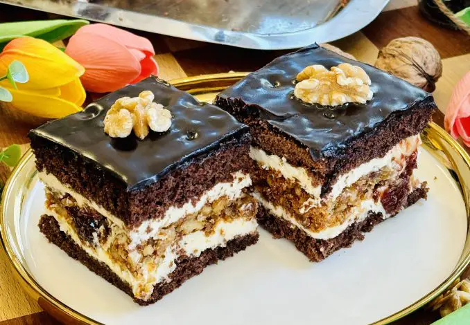 Prăjitura Crăciunița cu nucă și cafea