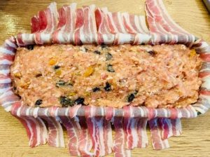 Ruladă de pui cu fructe și fistic învelită în bacon