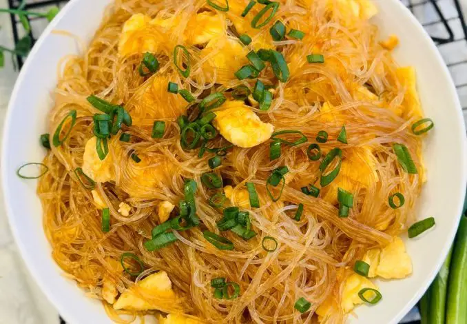 Tăieței de orez cu omletă și ceapă verde în stil chinezesc
