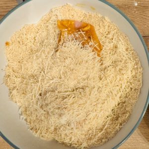 Șnițel de pui Palermo cu parmezan și crustă crocantă
