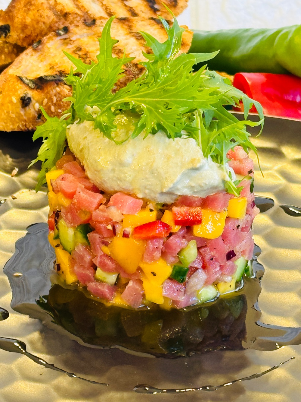 Tartar de ton cu mango și cremă de avocado