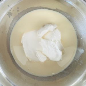 Tort cu căpșuni și cremă de ciocolată albă cu mascarpone