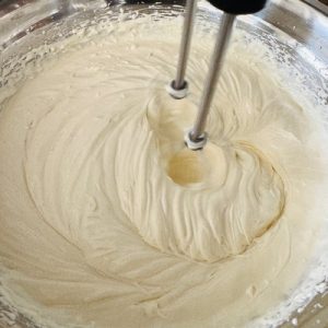 Tort cu căpșuni și cremă de ciocolată albă cu mascarpone