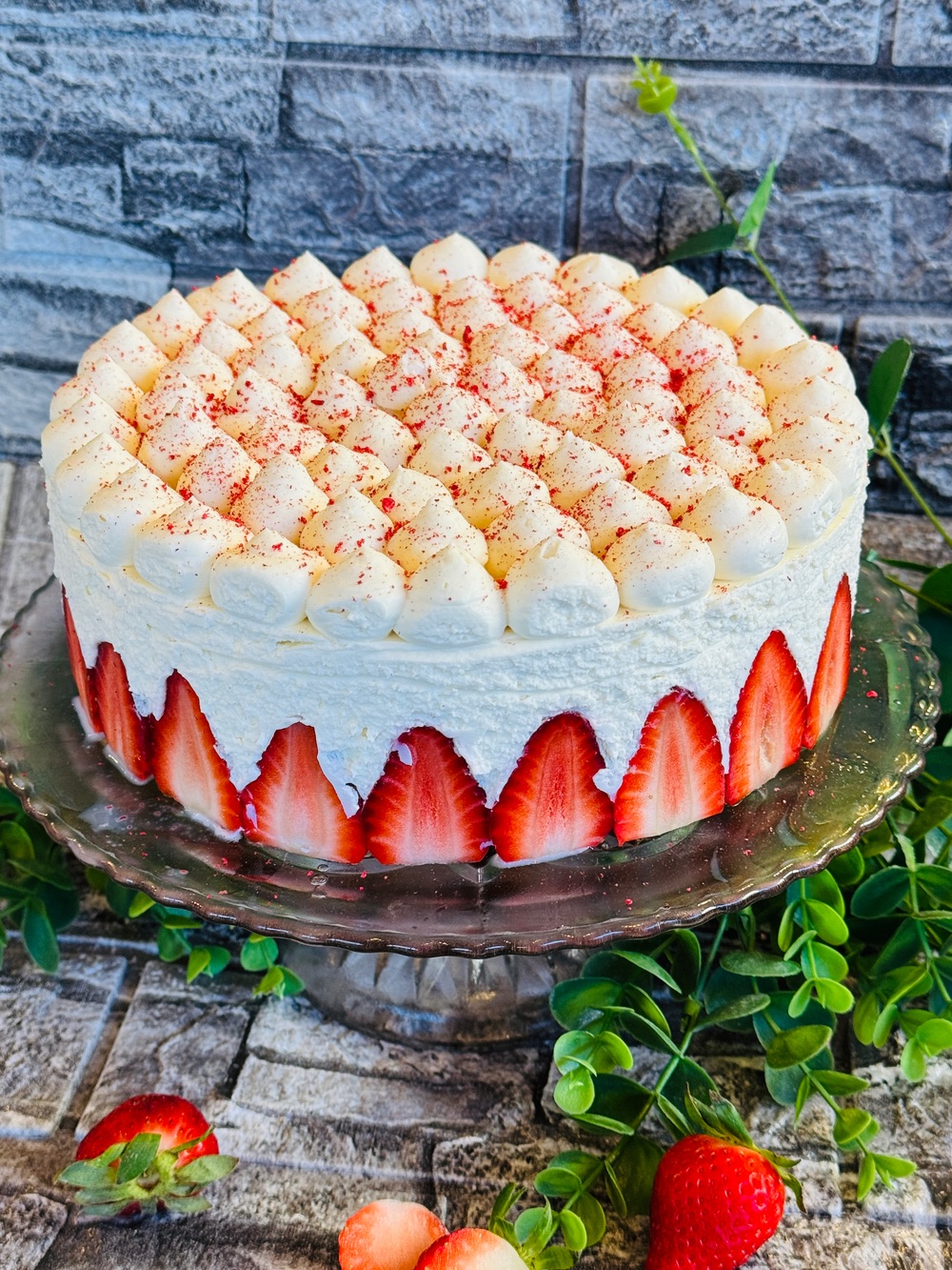 Tort cu căpșuni și cremă de ciocolată albă cu mascarpone