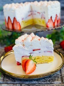 Tort cu căpșuni și cremă de ciocolată albă cu mascarpone