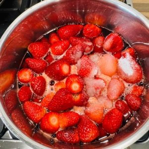 Prăjitură cu mousse de căpșuni cu mascarpone