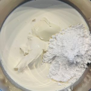 Prăjitură cu mousse de căpșuni cu mascarpone