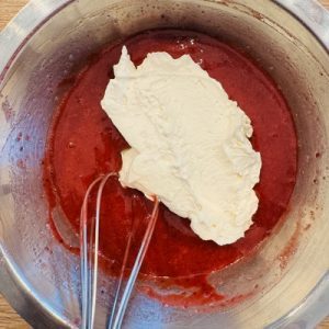 Prăjitură cu mousse de căpșuni cu mascarpone