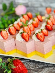 Prăjitură cu mousse de căpșuni cu mascarpone