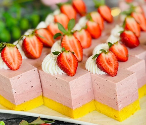 Prăjitură cu mousse de căpșuni cu mascarpone