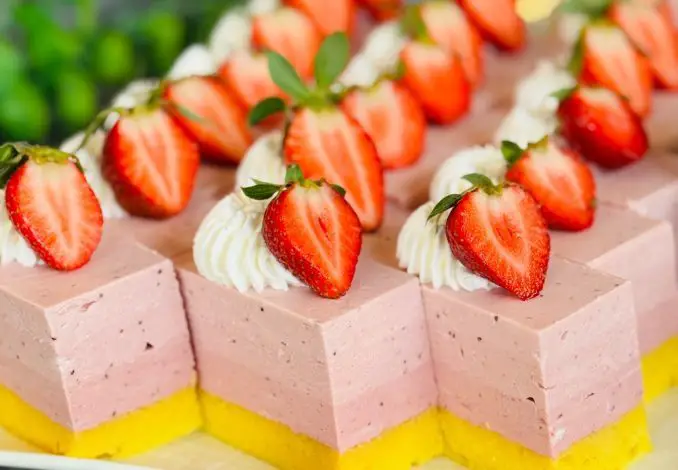 Prăjitură cu mousse de căpșuni cu mascarpone