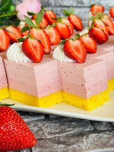 Prăjitură cu mousse de căpșuni cu mascarpone