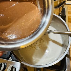 Prăjitură din albușuri cu nucă și cremă de ciocolată