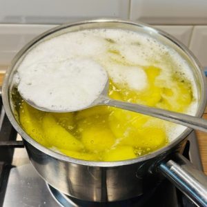 Salată de cartofi cu ciuperci și bacon