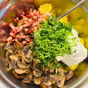Salată de cartofi cu ciuperci și bacon