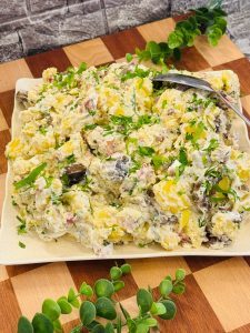 Salată de cartofi cu ciuperci și bacon