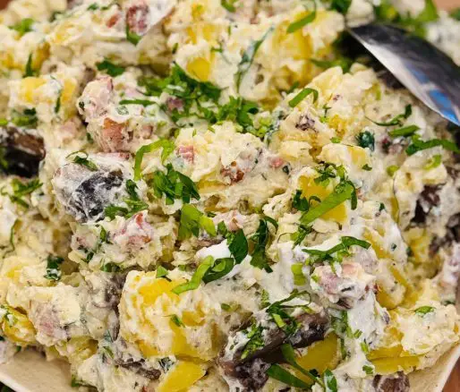 Salată de cartofi cu ciuperci și bacon
