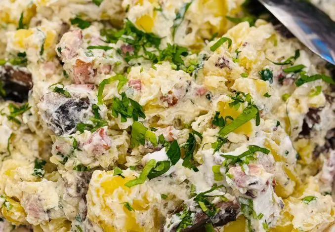 Salată de cartofi cu ciuperci și bacon