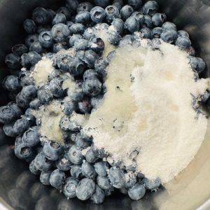 Prăjitura Simina cu afine și cremă de mascarpone cu ciocolată albă