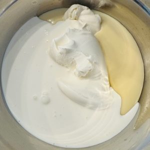 Prăjitura Simina cu afine și cremă de mascarpone cu ciocolată albă