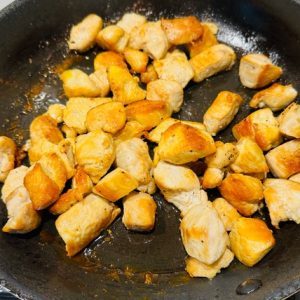 Piept de pui în stil grecesc cu cartofi prăjiți și sos tzatziki