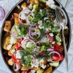 Piept de pui în stil grecesc cu cartofi prăjiți și sos tzatziki