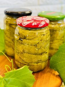 Frunze de vița de vie la borcan pentru sarmele