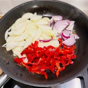Ficăței de pui cu ceapă și bacon