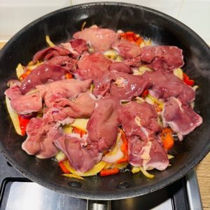 Ficăței de pui cu ceapă și bacon