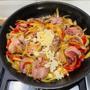 Ficăței de pui cu ceapă și bacon