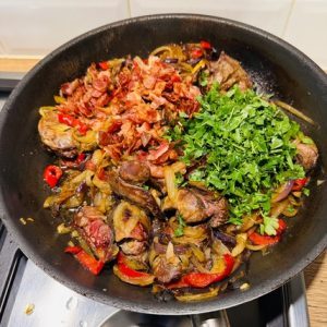 Ficăței de pui cu ceapă și bacon