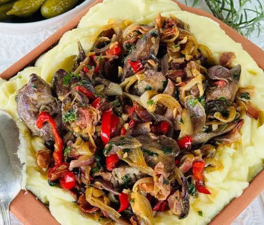 Ficăței de pui cu ceapă și bacon