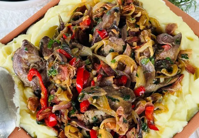 Ficăței de pui cu ceapă și bacon