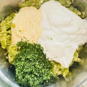 Salată de dovlecei cu iaurt și mărar