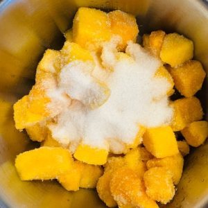 Tort cu mousse de mango și jeleu de vișine