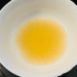 Tort cu mousse de mango și jeleu de vișine