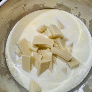 Tort cu mousse de mango și jeleu de vișine