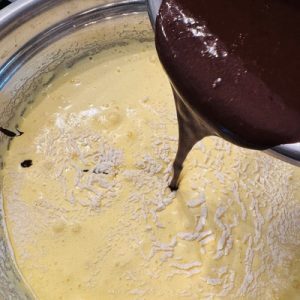 Tort cu mousse de mango și jeleu de vișine