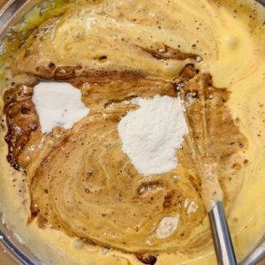 Tort cu mousse de mango și jeleu de vișine