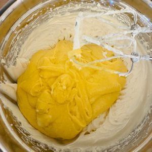 Tort cu mousse de mango și jeleu de vișine
