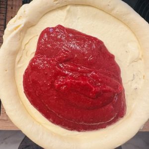 Tort cu mousse de mango și jeleu de vișine