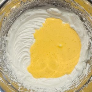 Prăjitura Trilece cu afine și ciocolată sau Tres Leches