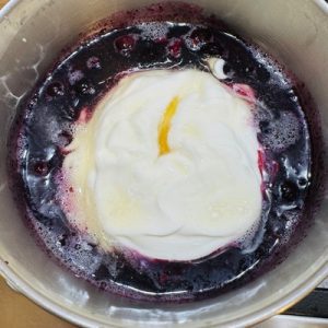 Prăjitura Trilece cu afine și ciocolată sau Tres Leches