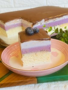 Prăjitura Trilece cu afine și ciocolată sau Tres Leches