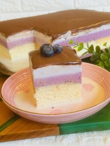 Prăjitura Trilece cu afine și ciocolată sau Tres Leches
