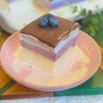 Prăjitura Trilece cu afine și ciocolată sau Tres Leches