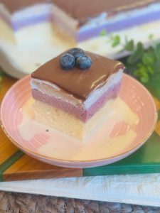 Prăjitura Trilece cu afine și ciocolată sau Tres Leches