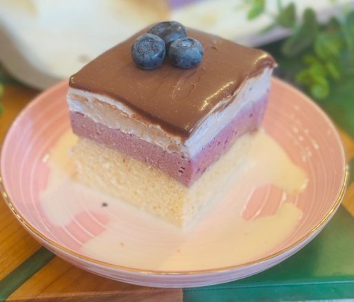 Prăjitura Trilece cu afine și ciocolată sau Tres Leches
